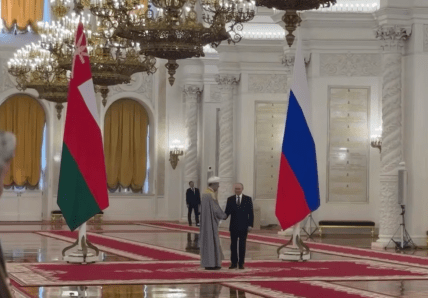 Закомплексований коротун: пресслужба Путіна виклала відео з вигідного ракурсу, щоб приховати плюгавість хазяїна