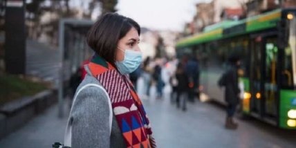 девушка в маске