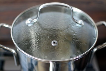 Які функції виконує отвір на кришці каструлі