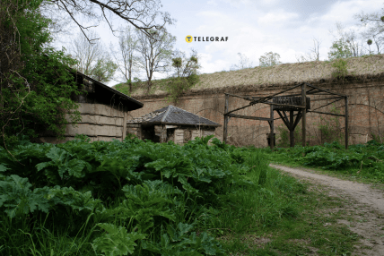 Декорации перед входом в Таракановский форт