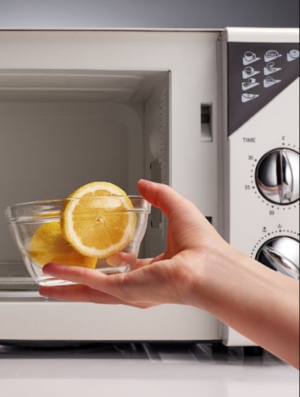 С помощью лимона можно легко помыть микроволновку
