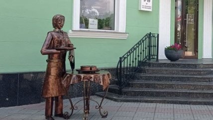 Памятник в Луганске