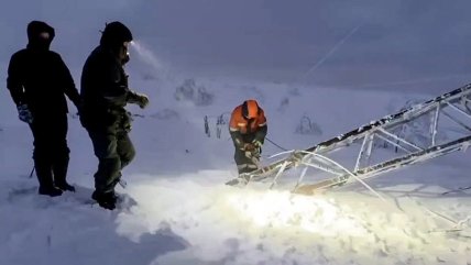 Сотрудники Следственного комитета РФ около рухнувшей опоры ЛЭП в Мурманске. Фото: СК РФ / ТАСС