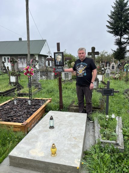 Могила Дмитрия Павлычко