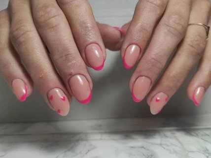 малиновий манікюр