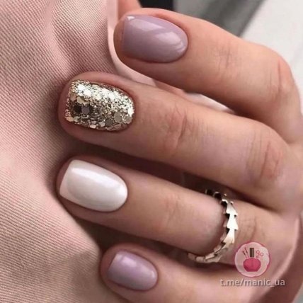 Золотой акцент на ногтях