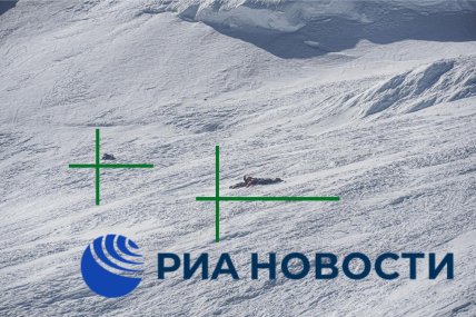 Цей знімок зроблений з вертольота 8 жовтня. Ліворуч лежить рюкзак, праворуч на скельному виступі на льодовику — тіла