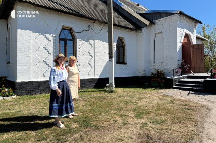 Ірина та Оксана Берестовська біля школи