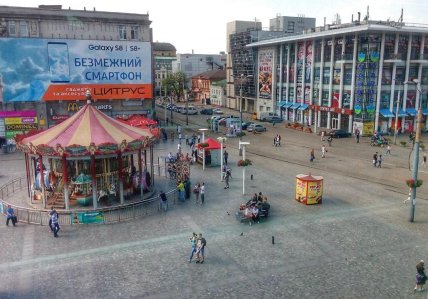 Dnieper లోని సుమ్ సమీపంలో రంగులరాట్నం.