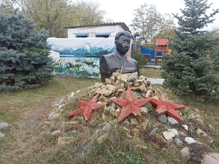 "А за пам’ятником — мавзолей?": моторошний бюст Сталіну на тлі туалету в Росії вразив мережу (фото)