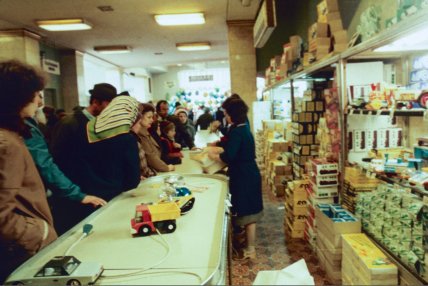 ЦУМ в Киеве, 80-е годы, очередь