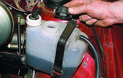 Расширительный бачок охлаждения двигателя как выглядит