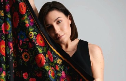 Христина Олиярник с платком