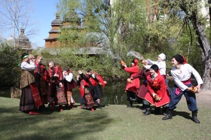 хлопці обливають дівчат водою