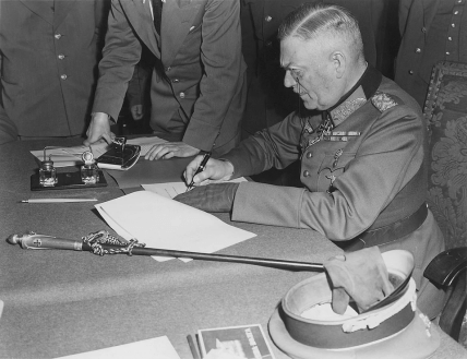 Кейтель подписывает капитуляцию в Карлсхорсте. 8 мая 1945