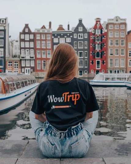 дівчина  туристка у Європі