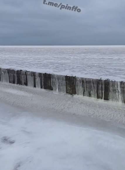 Азовське море замерзло