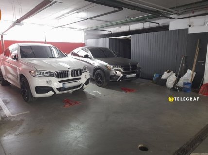 Хтось, попри нещодавній потоп, все одно залишає машини на своїх паркомісцях