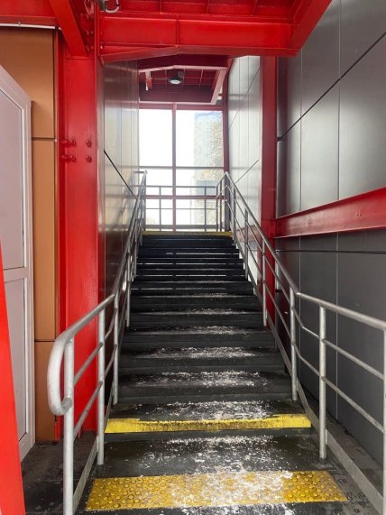 Лестница в наземном переходе