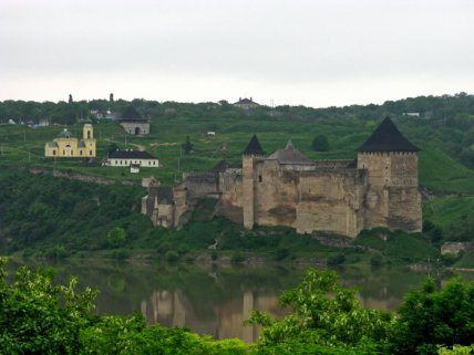Хотинська фортеця вигляд із села Брага