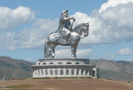 Грандіозний монумент Чингісхану в околицях столиці Монголії Улан-Батора