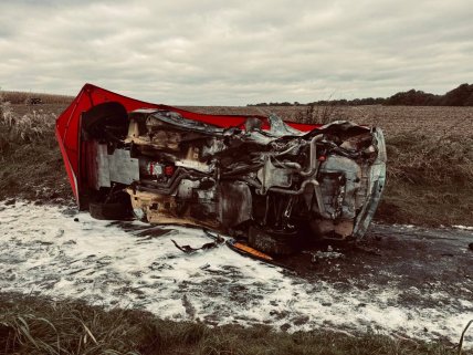 Автомобиль BMW врезался в дерево, а затем загорелся на ралли Ныса