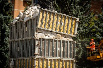 У Києві демонтують захисні конструкції з пам’ятників