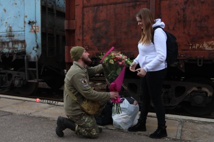 Боєць ЗСУ зробив пропозицію дівчині на вокзалі в Краматорську