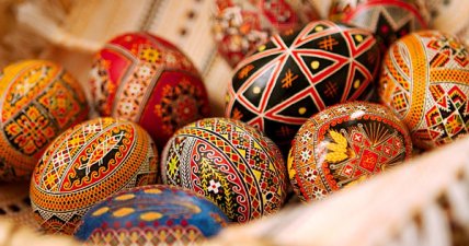 Писанки відрізняються від крашанок тим, що їх не варять, а декорують вручну: спочатку наносять візерунки воском, після чого яйце фарбують у кілька етапів, поступово створюючи орнамент