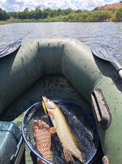 Мужчина поймал щуку