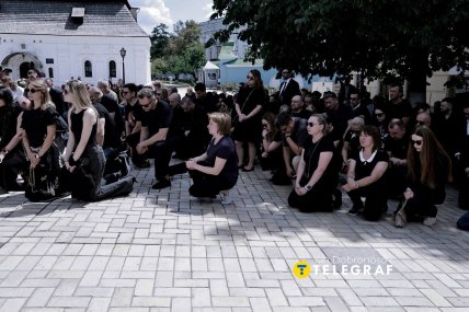 В знак уважения люди становились на колени