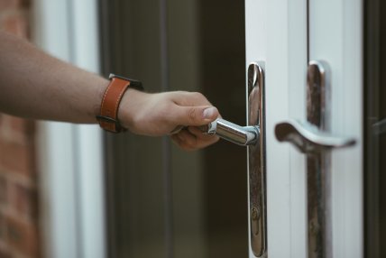 Чем чистить дверные ручки