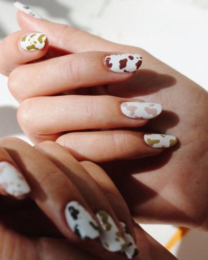 Маникюр с коровьим принтом