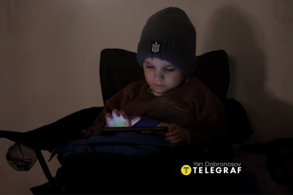 Ребенок ночует в метро из-за удара России по Киеву