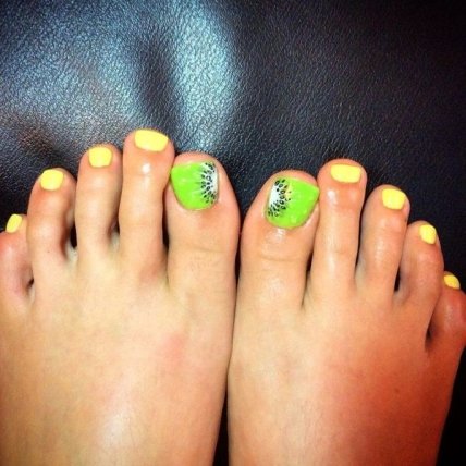 Фрукты и ягоды на руках и ногах