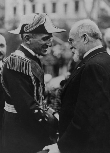 Король Югославии Александр I Карагеоргиевич (слева) и министр иностранных дел Франции Луи Барту за 20 минут до трагедии в порту Марселя