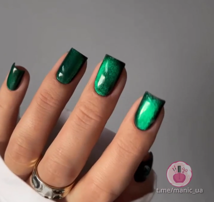 Переливающийся зеленый маникюр
