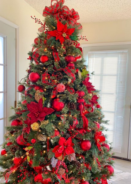 елка с красными украшениями
