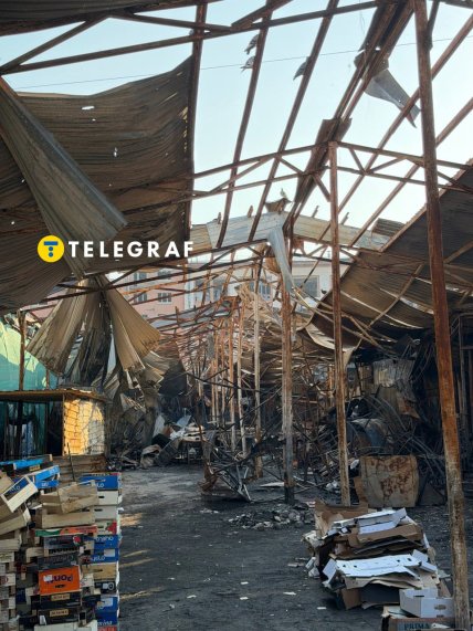 Зруйновані торгові ряди Лук'янівського ринку