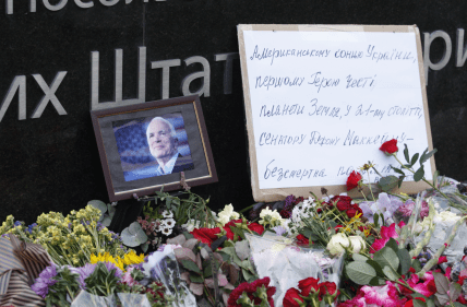 Люди несут цветы в память о Маккейне к посольству США в Киеве, 28 августа 2018 года. Фото: Getty Images