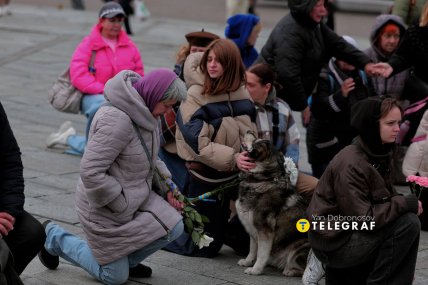 Люди ставали на коліна на знак пошани до героїні