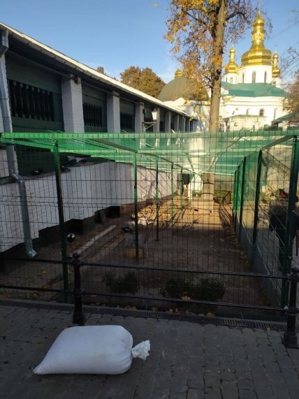 На фото – курник, котрий прибудували свого часу до галереї, пам’ятки національного значення.