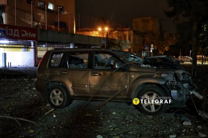 Авто на парковці "Ашану" післі прильоту. Фото Ян Доброносов
