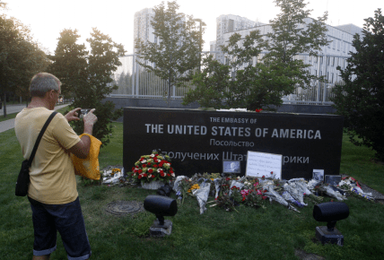 Люди несут цветы в память о Маккейне к посольству США в Киеве, 28 августа 2018 года. Фото: Getty Images