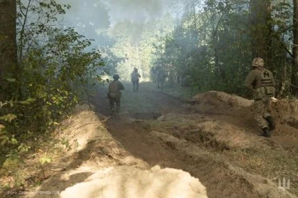 Українські військові відбивають десятки атак ворога щодня