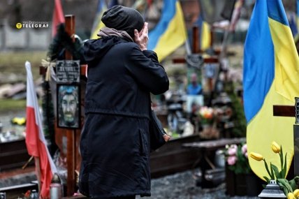 Женщина плачет у могилы