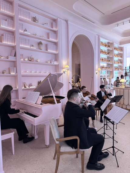 Інтер'єр кафе виконаний в рожевих тонах