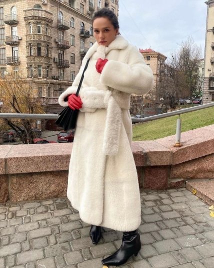 Зимний образ с яркими перчатками