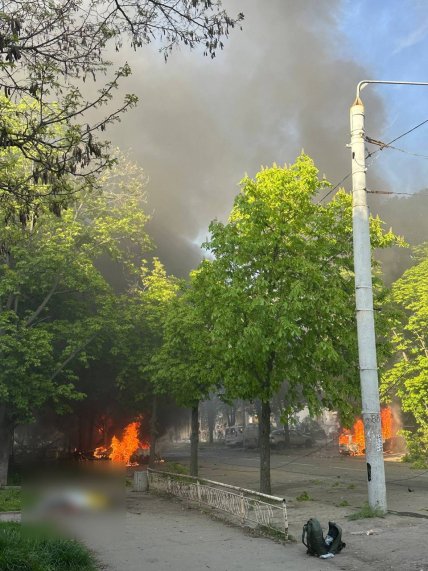 Тела людей лежат на улице после удара