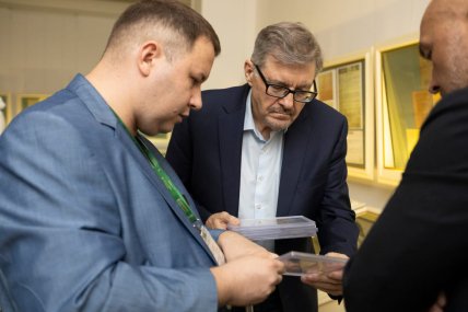 Сергей Плохий посетил Национальный банк и Музей денег